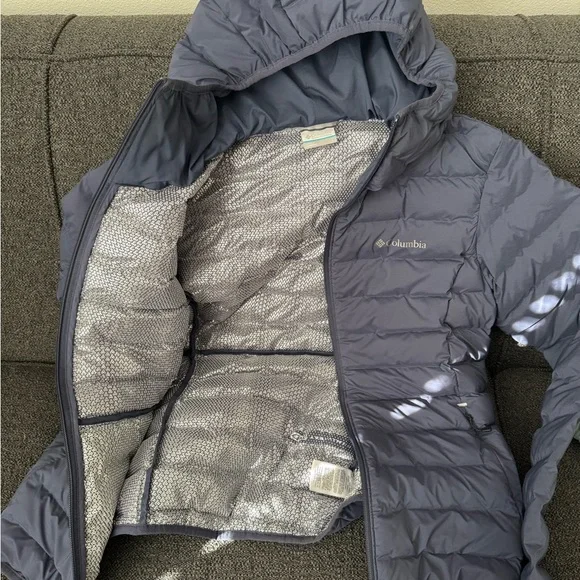 EUC Women's Columbia omni-shield hooded down jacket. - Picture 3 of 4